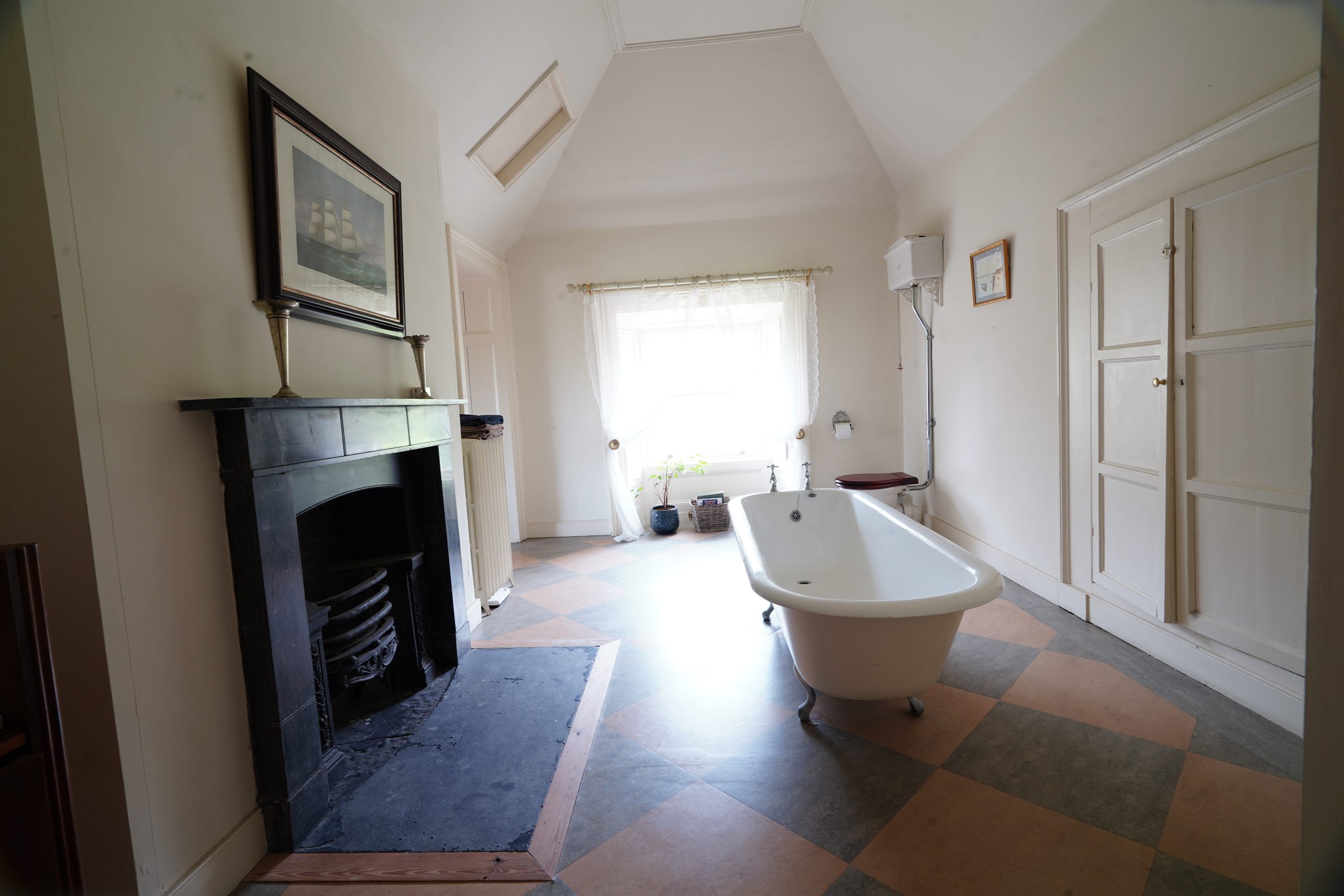 Deignan Suite en-suite bathroom — Rockfield House