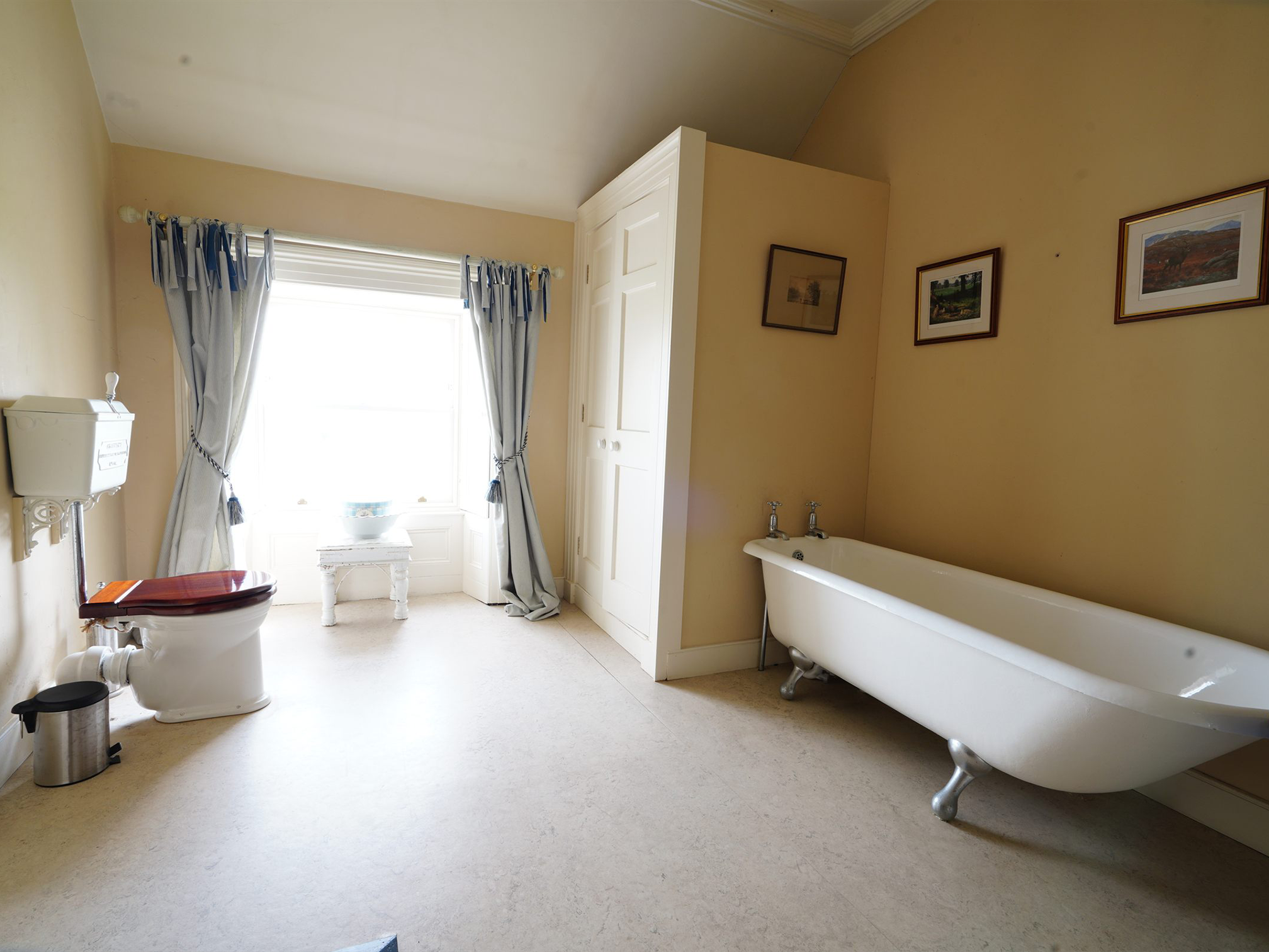 Cameron Suite en-suite bathroom — Rockfield House