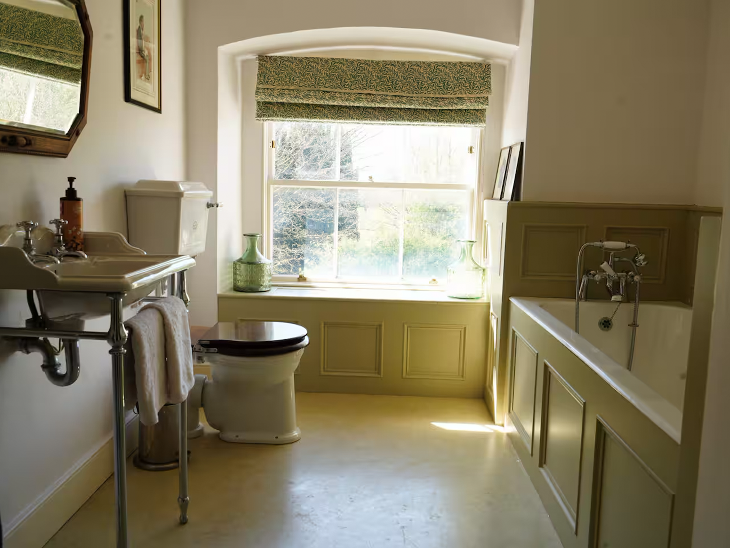 Murtagh Suite en-suite bathroom — Rockfield House